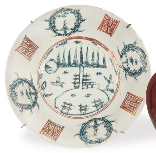 Gran plato de porcelana china  de Zhangzhou (Swatow) con esmates azul y rojo de hierro, Dinastía Ming primera mitad S. XVII.