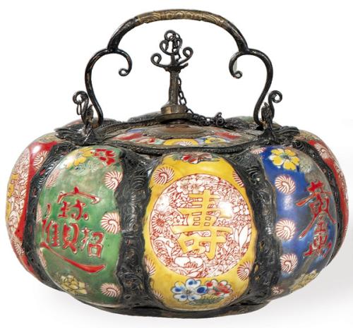 Incensario de prcelana china polícroma y metal, de estilo japonés con marca de sello en la base de "Gran Qing Hecho en el Periodo de Qianlong" h. 1970