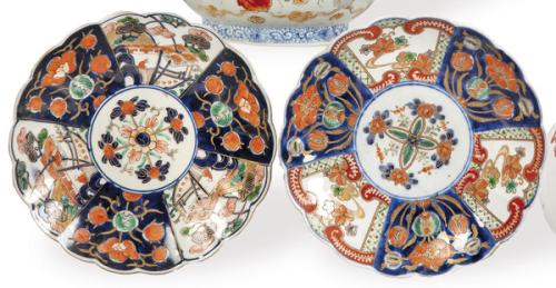 Pareja de platos de porcelana japonesa de Imari, de borde lobulado, Periodo Meiji (1868-1912)
