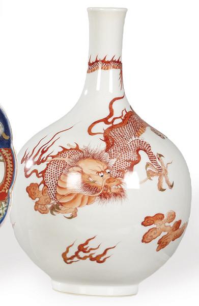 Jarrón de cuello estrecho de porcelana china con esmaltes rojo de hierro y oro, con marca apócrifa de Kangxi (1662-1722) S. XX.