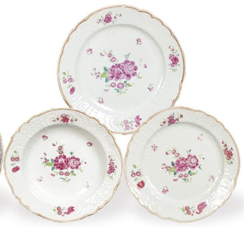 Tres platos de porcelana de Compañía de Indias, Familia Rosa, Dinastía Qing, época de Qianlong (1736-95)