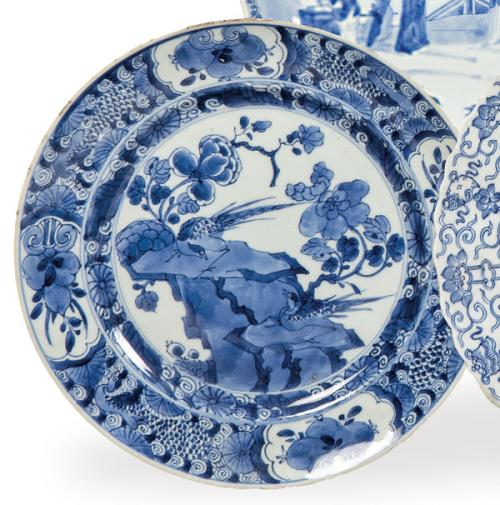 Plato de porcelana china azul y blanco, Dinastía Qing, época de Kangxi (1668-1722).