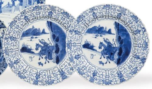 Pareja de platos de porcelana china azul y blanco, con motivo de cazador de liebre, Dinastía Qing, época de Kangxi (1668-1722). 