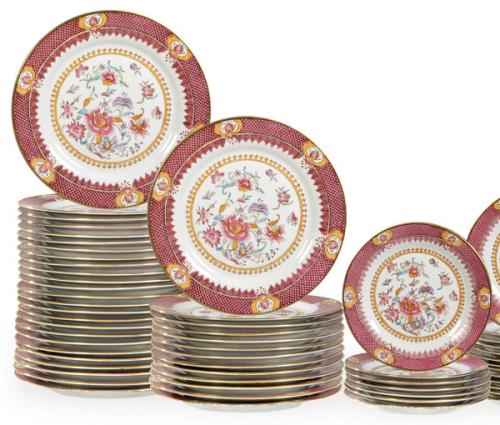 Juego de platos de porcelana china con esmaltes de la Familia Rosa con marca de La casa de Ocio/Retiro Supervisada y Producida, marca asociada a United Wilson  de Hong Kong segunda mitad S. XX