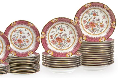 Juego de platos de porcelana china con esmaltes de la Familia Rosa con marca de la casa de Ocio/Reti8ro Supervisada y Producida, marca asociada a United Wilson de Hong Kong segunda mitad S. XX