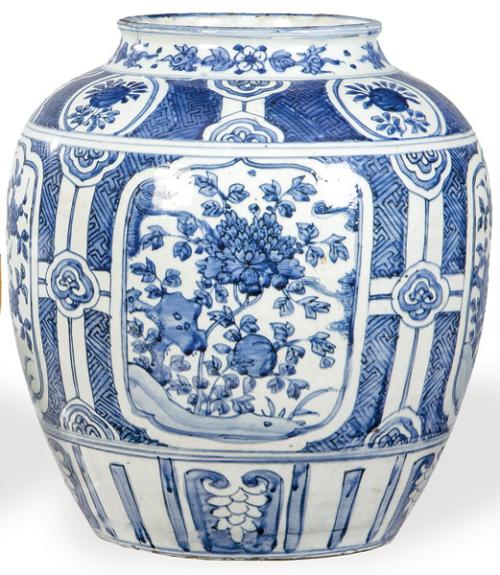 Gran jarrón de porcelana china azul y blanca, Dinastía Ming, Periodo de Wanli (1.573-1.619).