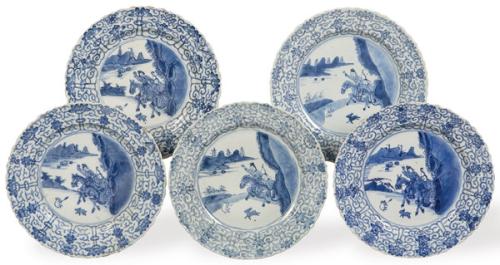 Juego de cinco platos de porcelana china azul y blanco, con motivo de cazador de liebre, Dinastía Qing, época de Kangxi (1668-1722).