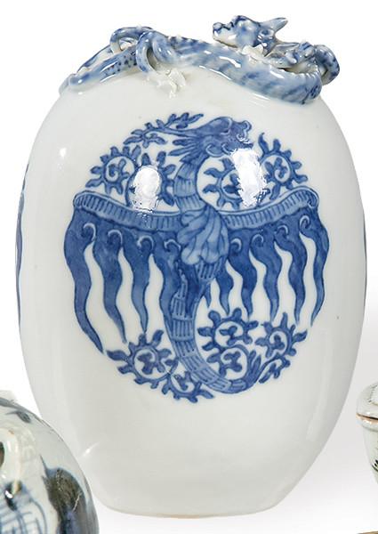 Pequeño jarrón ovoide de porcelana china azul y blanco con márca apócrifa de sello de Yongzheng (1723-35) último tercio S. XX.