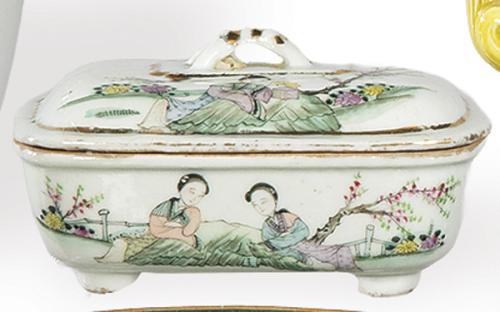 Jabonera de porcelana china con esmaltes polícromos, China Dinastía Qing S. XIX.