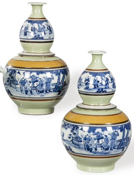 Pareja de jarrones "Doble Calabaza" de porcelana china con decoración azul y blanco y franjas esmaltadas en celadón y ocre, con marca apócrifa de Qianlong (1736-95) correspondiente a 1980-1990.
