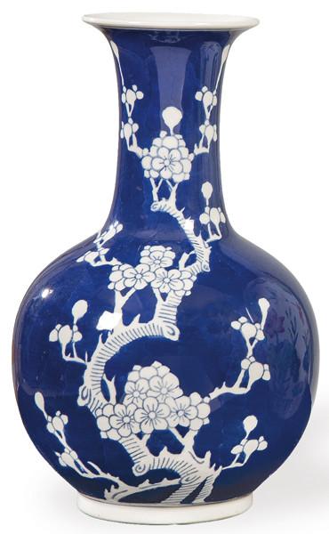 Jarrón de porcelana china azul y blanco con decoración de rama de ciruelo en flor, con marca de sello en la base "Hecho en Jingdezhen" h. 1970.
