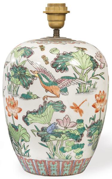 Lámpara de mesa realizada con un jarrón de porcelana china con esmaltes polícromos con marca de sello en la base apócrifa de Qianlong, Macao h. 1970