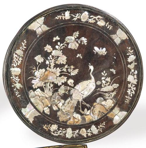  Caja circular de madera con incrustación de nácar y borde de plata, China, Dinastía Qing S. XIX.