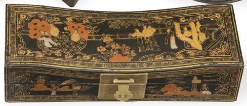Caja almohada de madera lacada, dorada y policromada, China S. XIX.