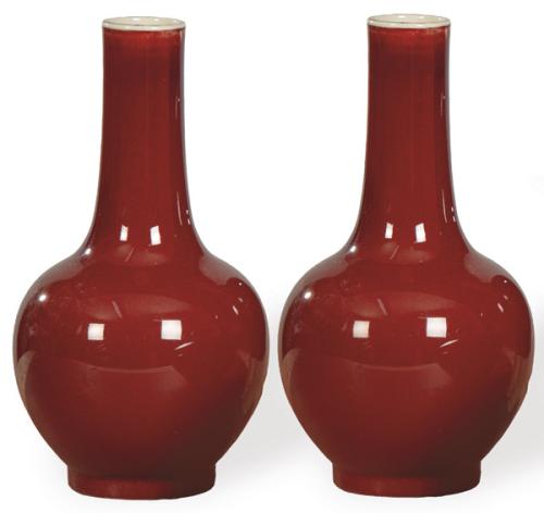  Pareja de jarrones de cuello largo en porcelana con vidriado Sangre de Toro, h. 1950-70.