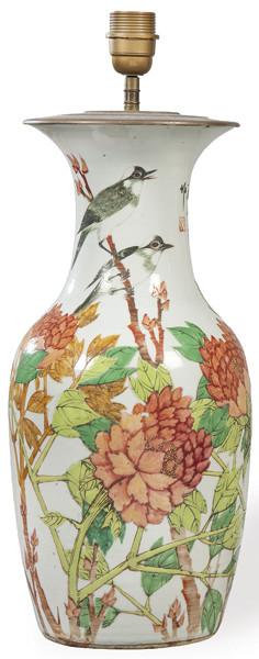 Jarrón de porcelana china convertido en lámpara, con esmaltes polícromos, Dinastía Qing S. XIX