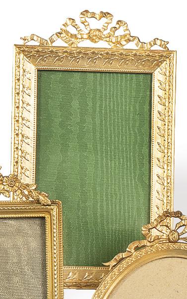 Porta retratos de mesa estilo Luís XVI en bronce dorado, Francia ff. S. XIX.