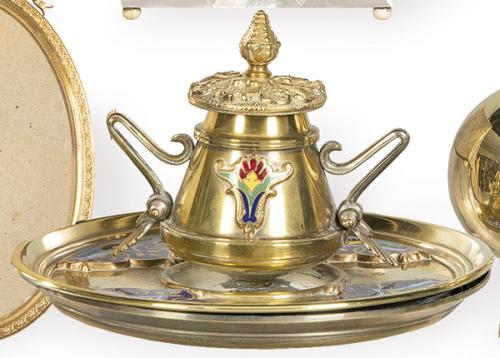 Tintero Napoleon III en latón, bronce y esmalte champlevé, Francia h. 1860.