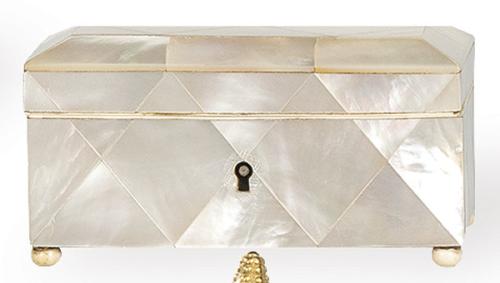 Caja victoriana de madera laminada en nácar, Inglaterra h. 1850.