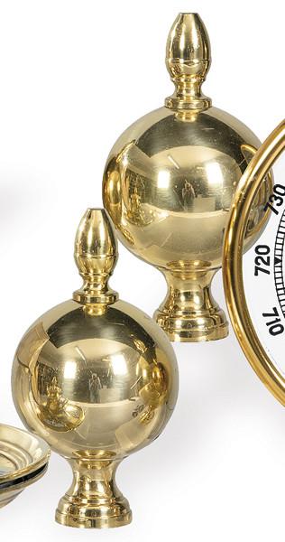  Pareja de remates de escalera en forma de bolas con pináculo en bronce dorado.