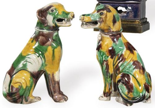  Pareja de perros sentados de porcelana de Compañía de Indias, con vidriado tipo Sancai, época de Qianlong (1736-95)