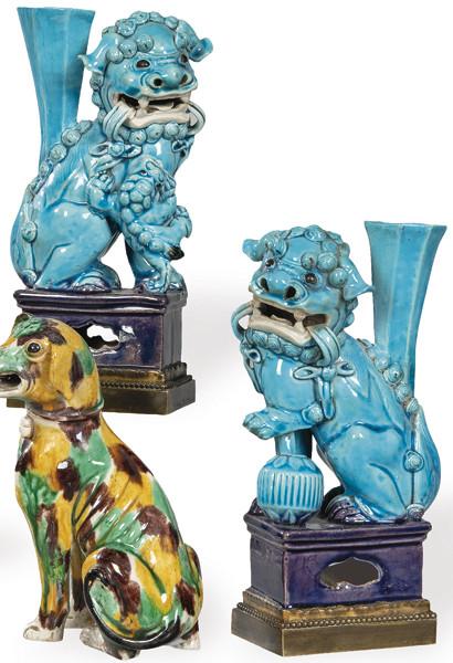  Pareja de violeteros de porcelana china con vidriado turquesa y latón, Dinastía Qing S. XVIII.