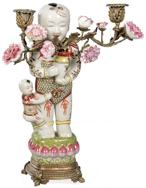 Candelabro de porcelana china y latón siguiendo modelos antiguos, S. XX