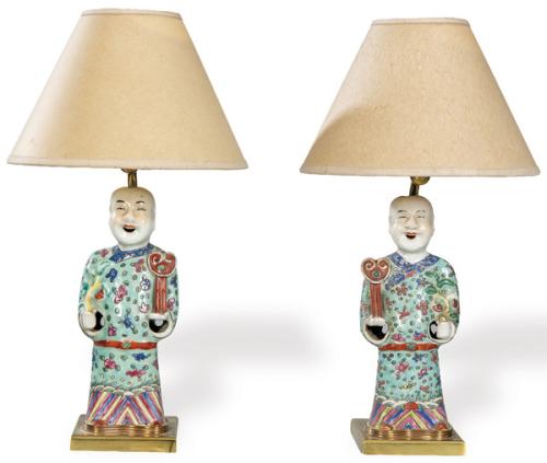  Pareja de lámparas de mesa realizadas con dos figuras de Nños Ho-Ho en porcelana china con esmaltes polícromos, Dinastía Qing S. XIX.