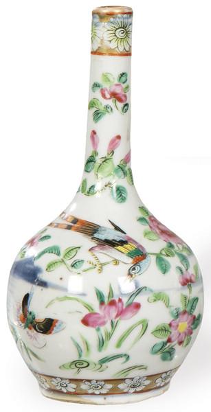 Botella de cuello largo de porcelana china con esmaltes de la Familia Rosa, Dinastia Qing S. XIX.