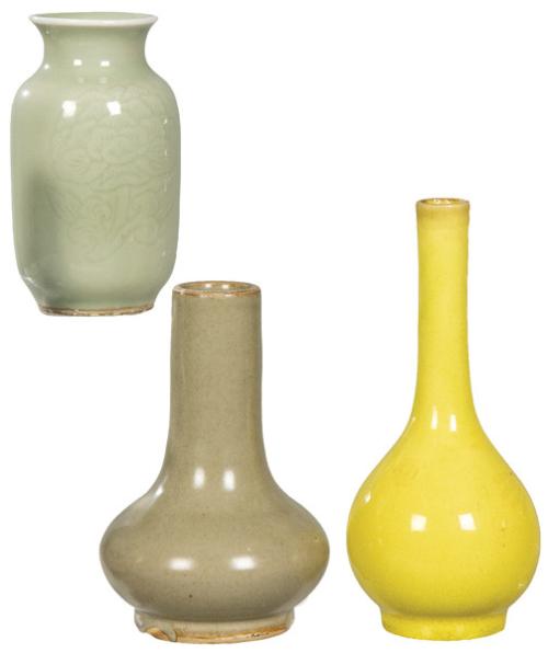 Tres violeteros de porcelana china, dos con vidriado celadón y uno amarillo, Dinastía Qing S. XIX.