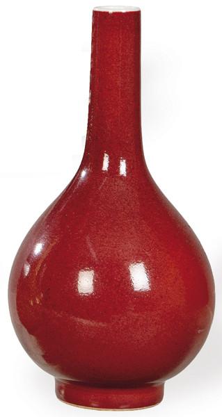  Pequeño jarrón de cuello largo de porcelana china con vidriado Sangre de Buey, h. 1970.