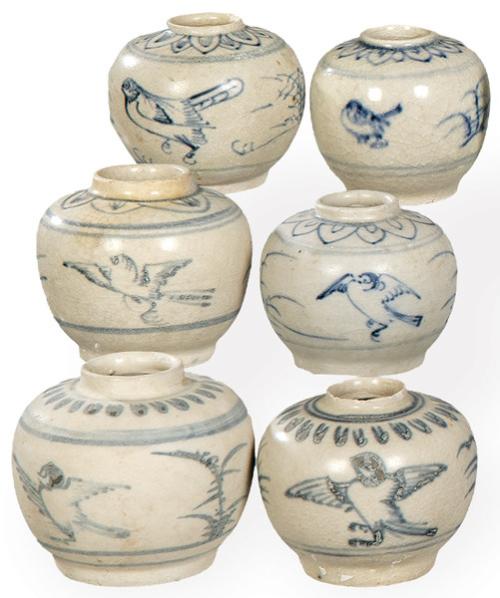  Seis vasijas miniatura de porcelana china azul y blanco, Dinastía Qing S. XVIII