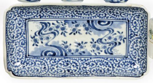 Bandeja rectangular de porcelana china azul y blanco, Dinastía Qing S. XIX.