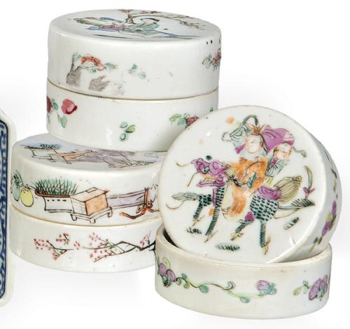  Tres cajas chinas de porcelana con esmaltes polícromos, Dinastía Qing S. XIX