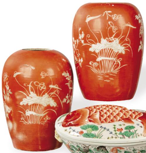 Pareja de jarrones ovoides de porcelana china con vidriado naranja y decoración de flores e insectos en blanco, Dinastía Qing S. XIX