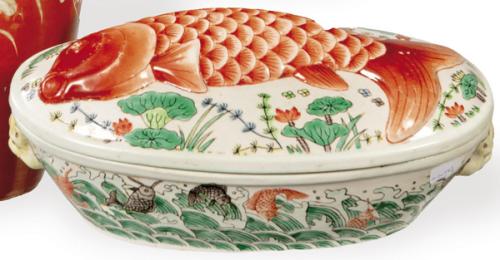  Sopera de porcelana china con carpa en relieve en la tapa, Dinastía Qing, ff. S. XIX.