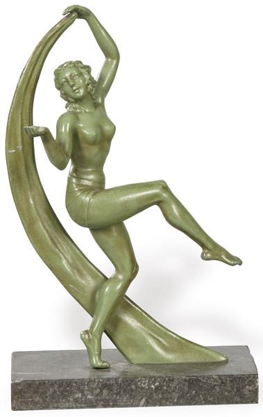  "Danzarina" figura Art Deco de metal con pátina verde, Francia h. 1915-25.