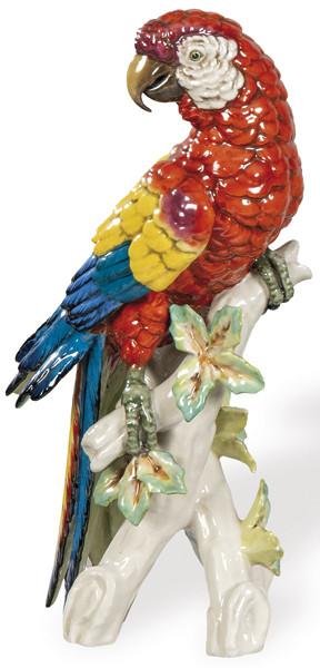 Figura de loro sobre rama de árbol, en porcelana pintada y esmaltada de Hispania.