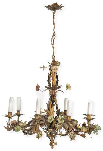 Lámpara de techo con 8 brazos de luz en forma de ramas con hojas y flores en metal dorado y coloreado.