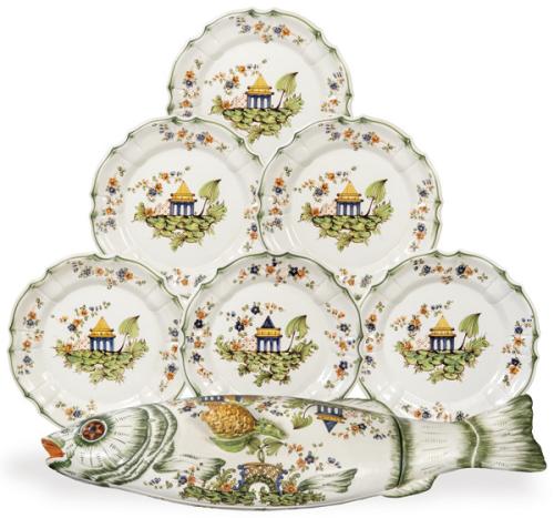 Conjunto de sopera (portapesce) en forma de pez y 6 platos en mayólica policroma, tapa integrada con decoración floral y chinoiserie. Marca en la base