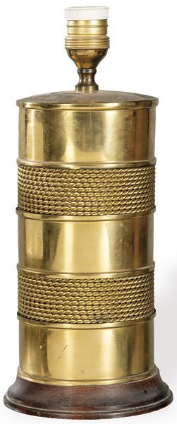  Lámpara de mesa cilíndrica con estructura de latón con decoración de cuerda. Sobre base de madera torneada.