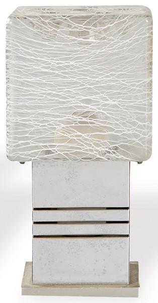  Lámpara de mesa con estructura de metal cromado y difusor de vidrio soplado con filigrana texturizada de hilos entrelazados.