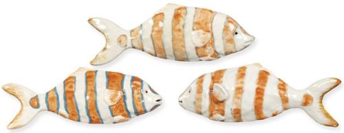  Conjunto de tres figuras de peces en loza moldeada a mano, decoración pintada bajo cubierta en óxidos naranja y azul cobalto, vidriado transparente craquelado.