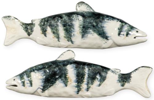  Dos figuras de lubinas en loza moldeada a mano, con decoración pintada bajo cubierta en óxidos verdes y manganeso, vidriado transparente craquelado.
