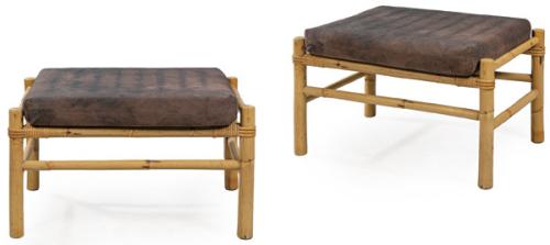  Pareja de taburetes de bambú y ratán, con cojines tapizados en tela marrón.