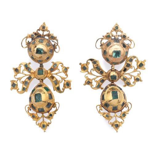  Pendientes largos populares en oro amarillo de 18K con esmeraldas. S. XIX.