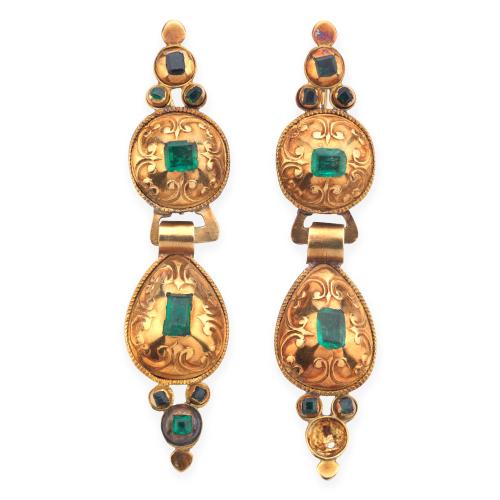  Pendientes largos catalanes S.XIX en oro amarillo cincelado de 18K y esmeraldas corte tabla.