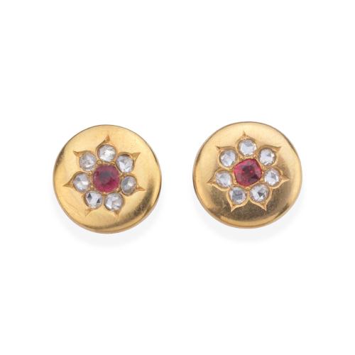  Pendientes cortos con diseño de rosetón de diamantes talla rosa y centro de rubíes talla redonda. Finales S. XIX.
