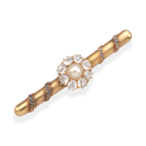  Broche - barrita con motivo central en forma de rosetón con perla de aprox. 6,20 mm y orla de diamantes talla 'old cut' de aprox. 1,90 ct en total. S. XIX.