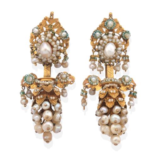  Delicados pendientes largos con perlitas aljófar realizados en oro amarillo de 18K. S. XVIII - XIX.